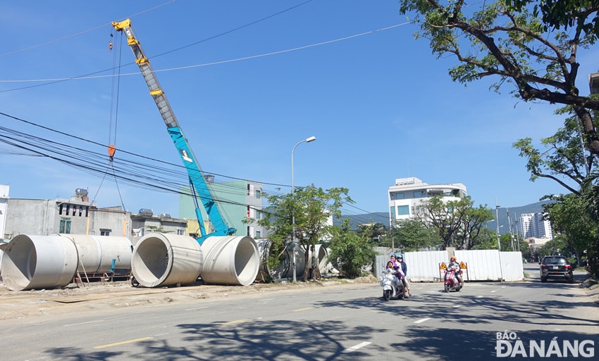 Dự án Cải thiện môi trường nước phía đông quận Sơn Trà chỉ còn một số hạng mục nhỏ còn lại, đang được thi công. Ảnh: HOÀNG HIỆP
