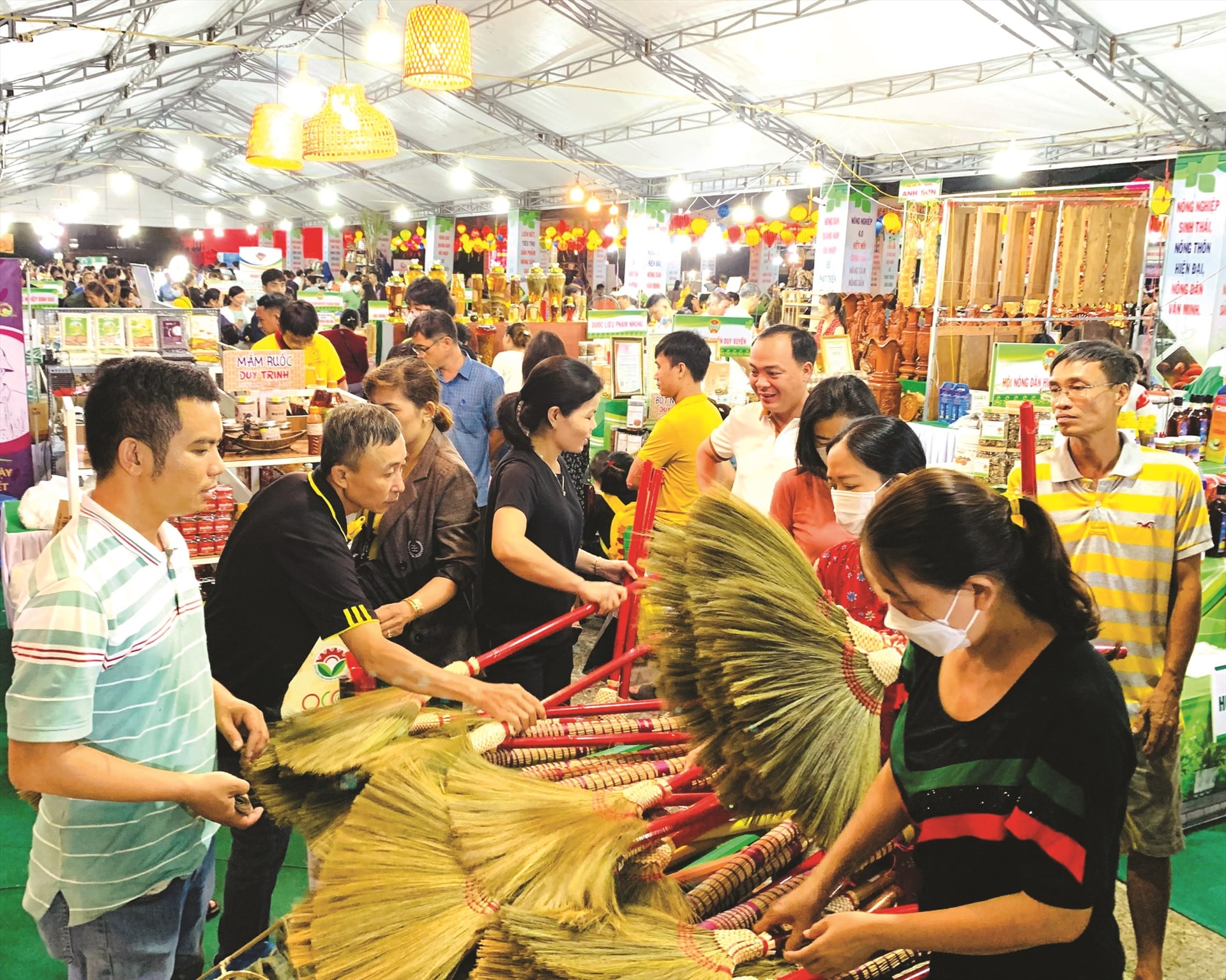 Nhiều chủ thể OCOP ở Duy Xuyên tích cực quảng bá, kết nối thị trường tiêu thụ sản phẩm.