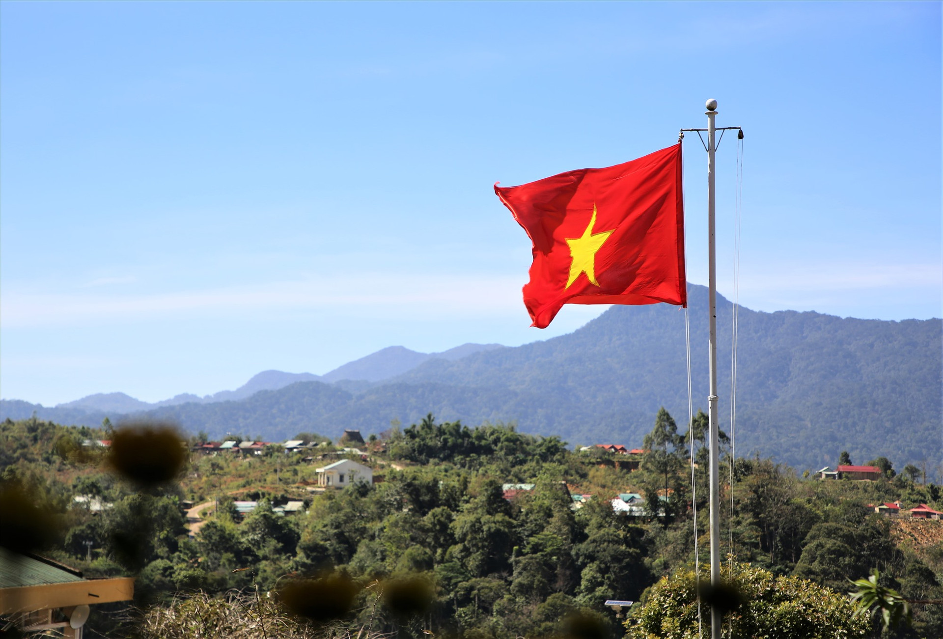 Lá cờ Tổ quốc tung bay trên nền trời biên giới Việt - Lào. Ảnh: A.N
