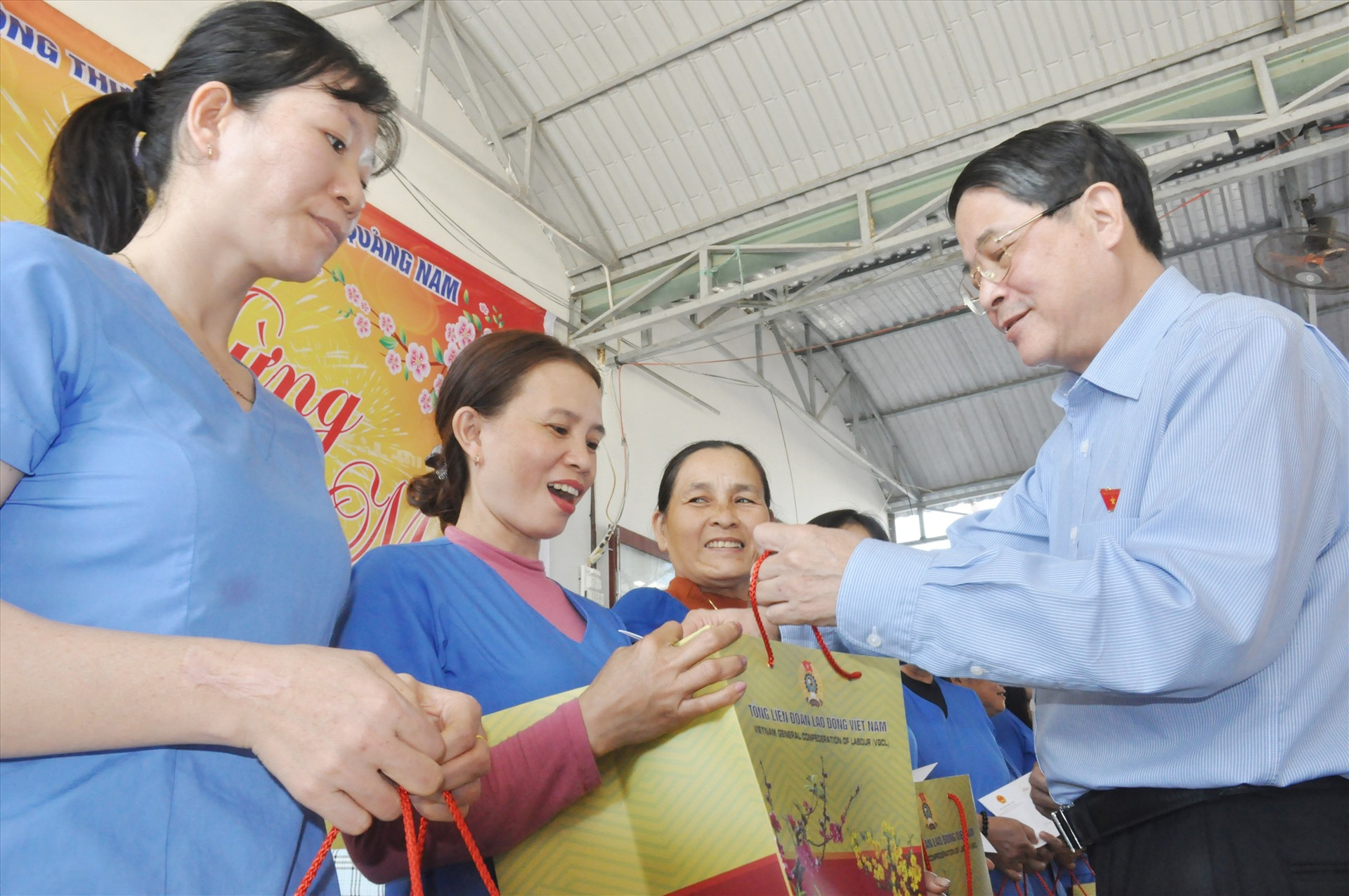 Phó Chủ tịch Quốc hội Nguyễn Đức Hải trao tặng quà tết của Tổng Liên đoàn Lao động Việt Nam cho cán bộ, nhân viên, người lao động làm việc tại Làng Hòa Bình. Ảnh: N.Đ