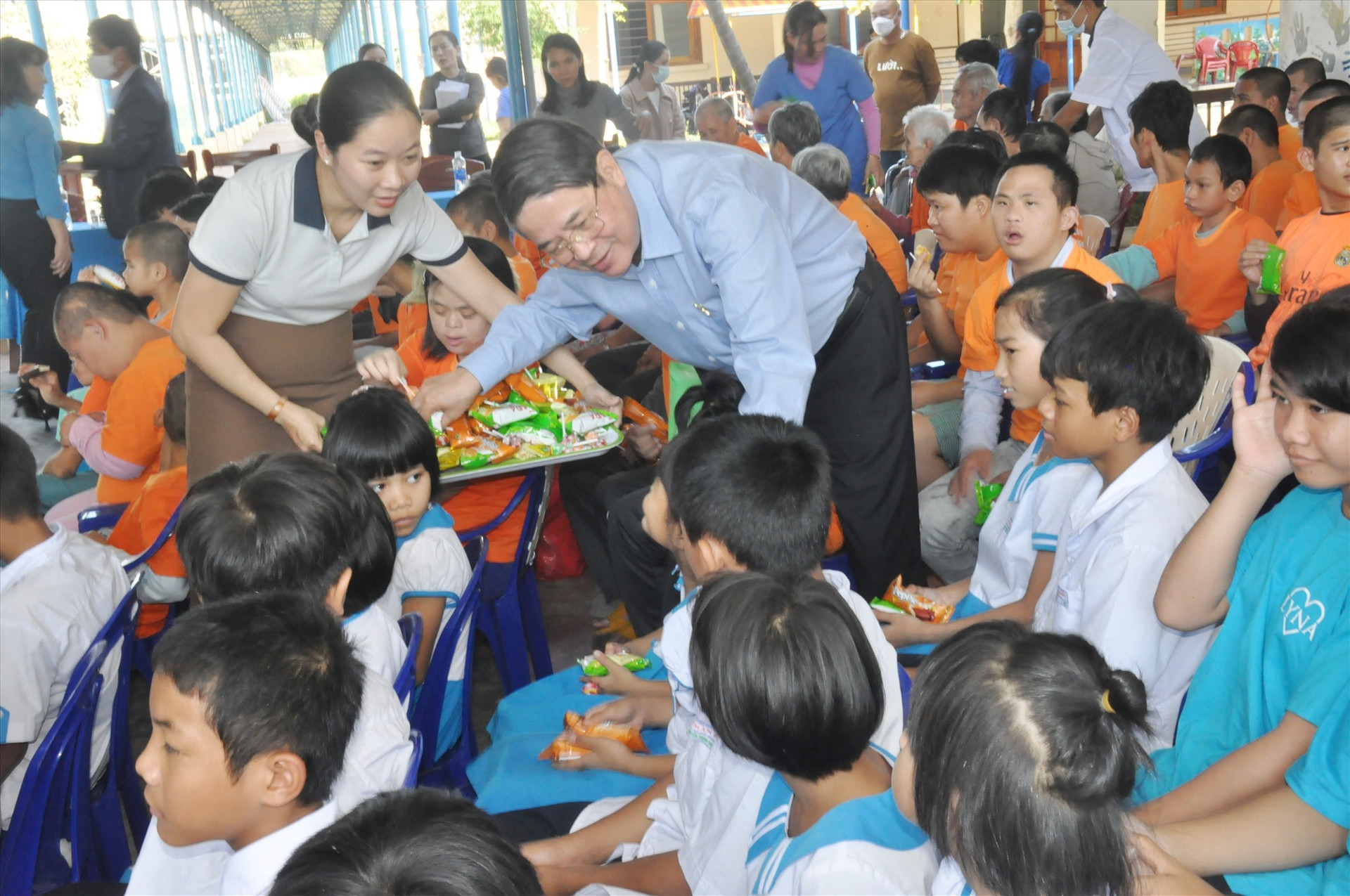 Phó Chủ tịch Quốc hội Nguyễn Đức Hải giao lưu, tặng bánh kẹo động viên các trẻ em mồi côi, đối tượng bị phơi nhiễm chất độc da cam/đioxin đang được chăm sóc, nuôi dưỡng tại Làng Hòa Bình. Ảnh: N.Đ