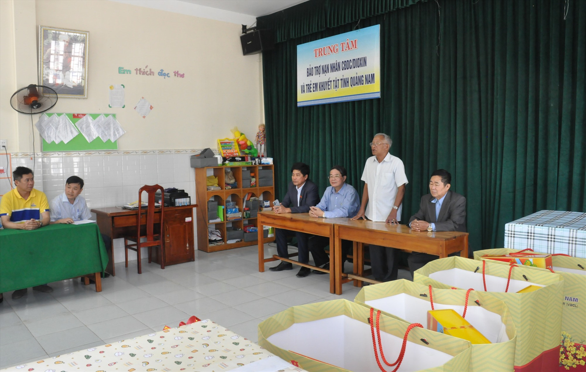 Phó Chủ tịch Quốc hội Nguyễn Đức Hải đến thăm, tặng quà tết cho cán bộ, nhân viên, người lao động của Trung tâm Trung tâm Bảo trợ nạn nhân chất độc da cam/đioxin và trẻ em khuyết tật Quảng Nam. Ảnh: N.Đ