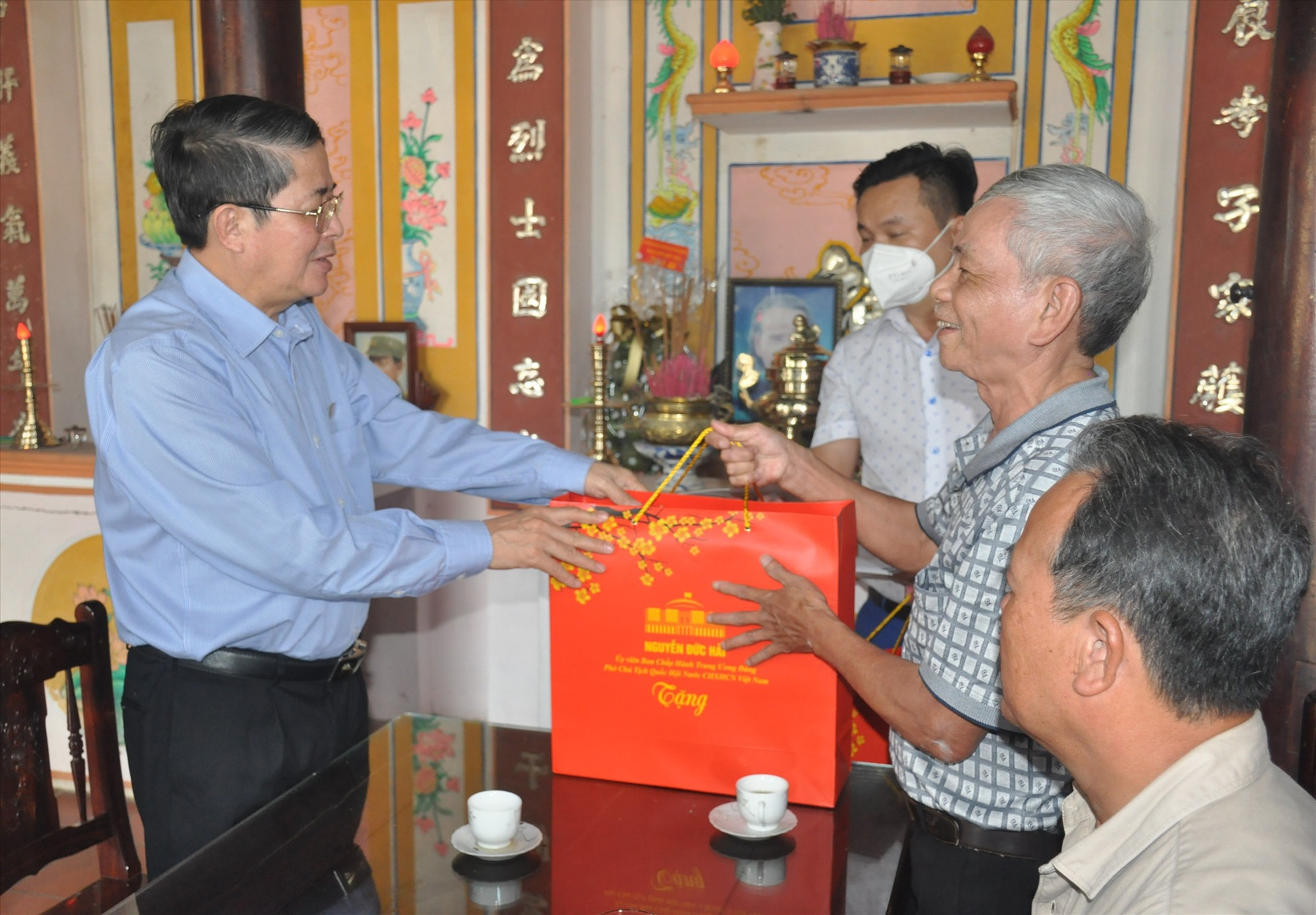 Phó Chủ tịch Quốc hội Nguyễn Đức Hải tặng quà tết cho con trai mẹ Thứ. Ảnh: N.Đ