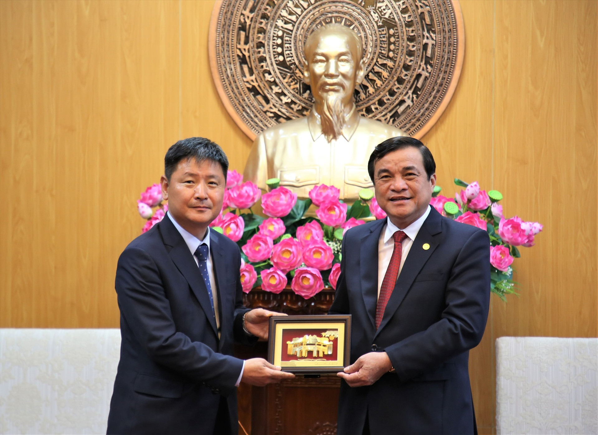 Quang Nam Party Secretary Phan Viet Cuong (right) and Kang Boo Sung