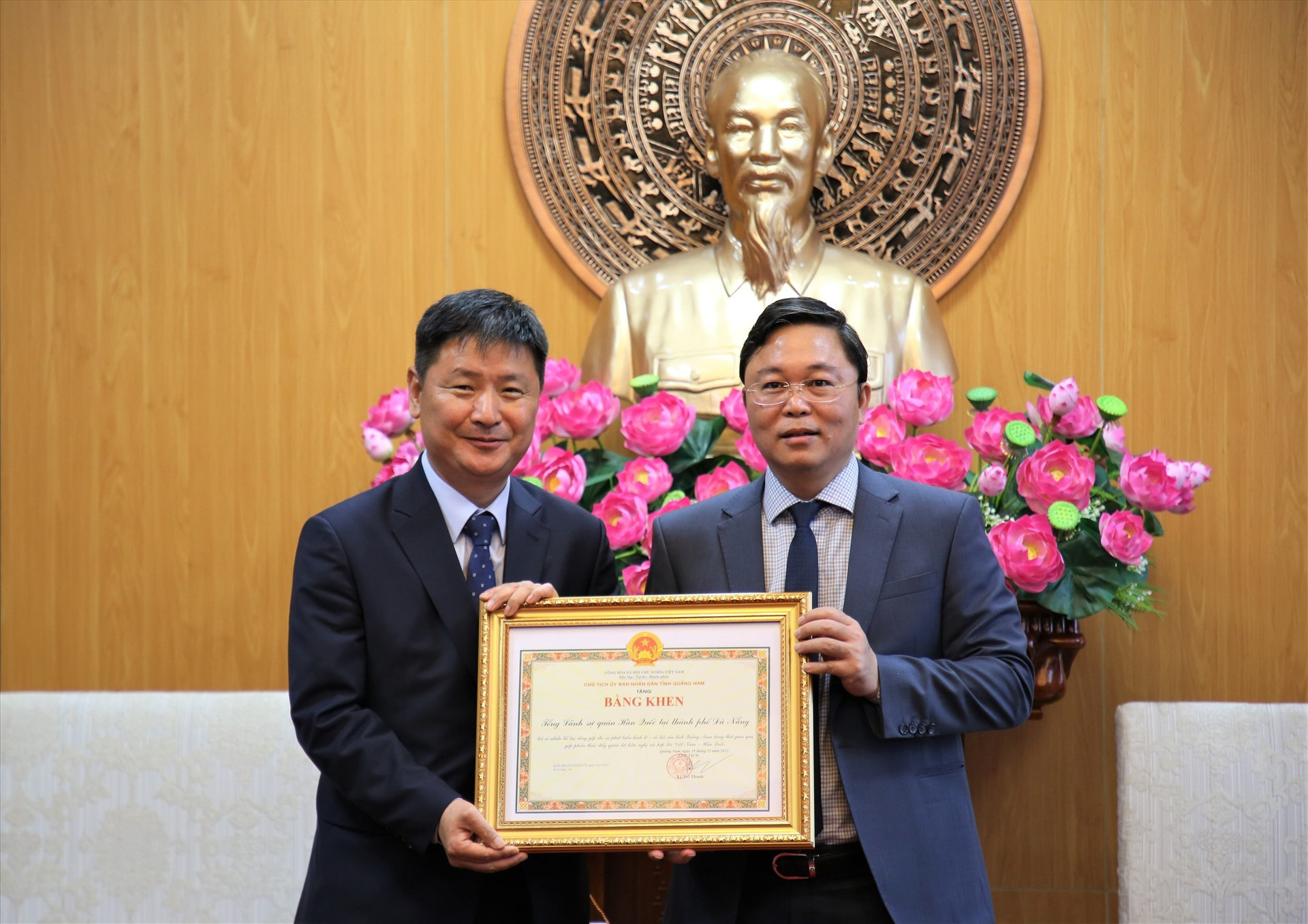 Quang Nam Chairman Le Tri Thanh (right) and Kang Boo Sung