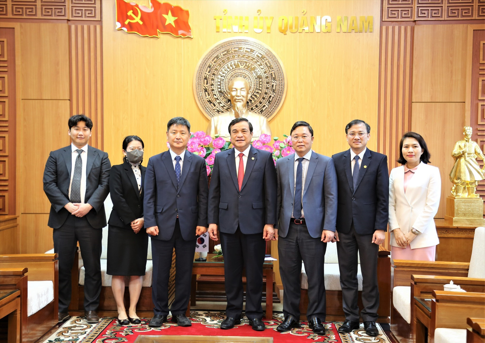 The delegation from South Korean Consulate General and Quang Nam leaders