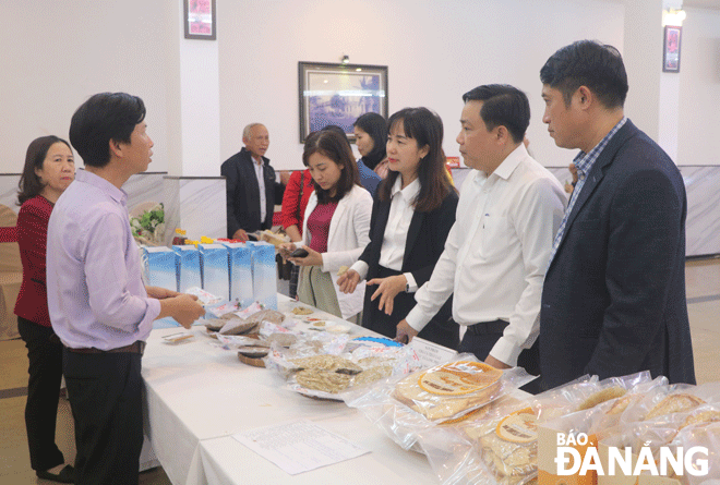 Sản phẩm OCOP của Đà Nẵng tập trung vào chất lượng, kiểm tra, sàng lọc kỹ trong đánh giá,  phân hạng. Trong ảnh: Một chủ cơ sở giới thiệu sản phẩm tại buổi kiểm tra, đánh giá và phân hạng sản phẩm OCOP đợt 2-2022. Ảnh: VĂN HOÀNG