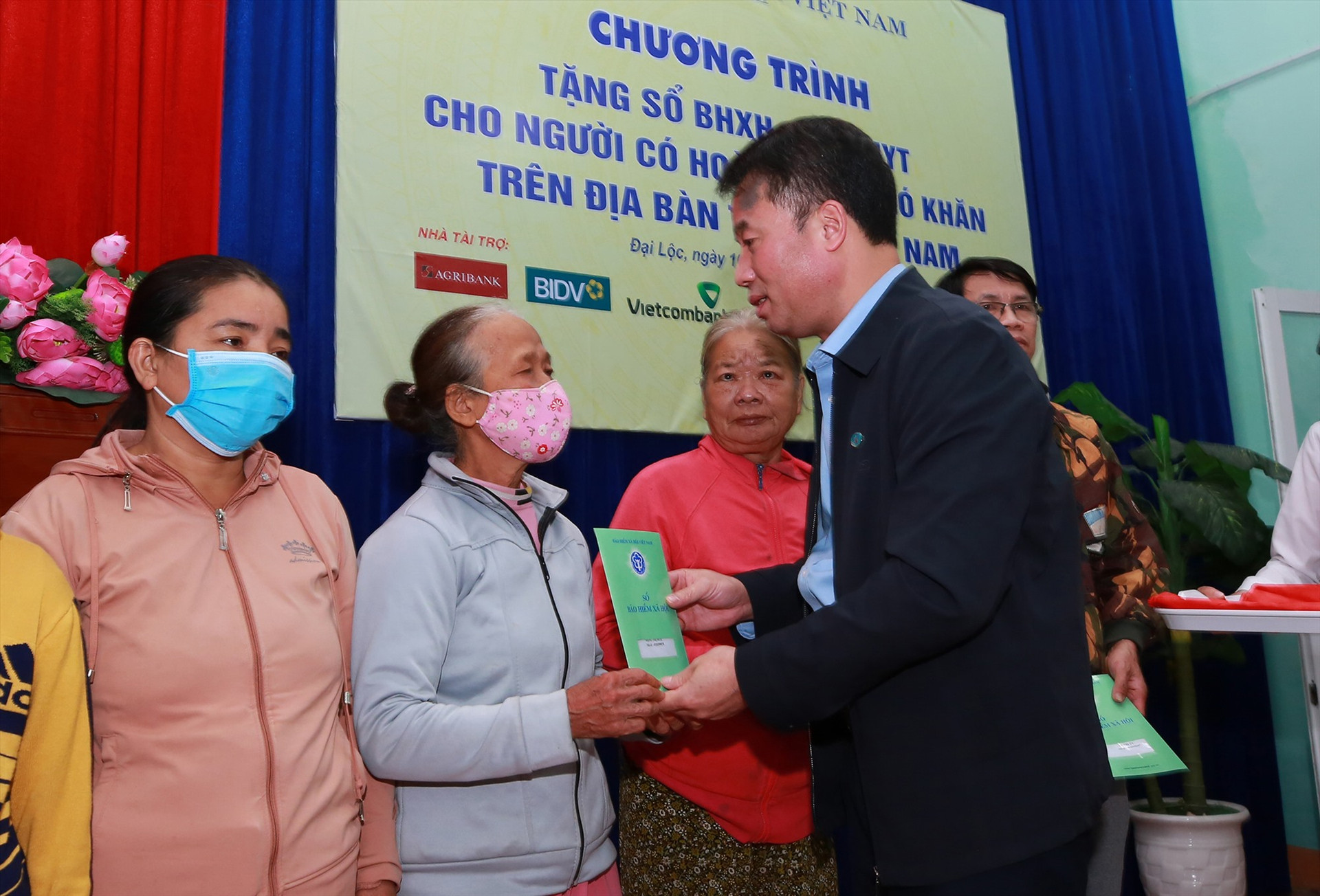 Tổng Giám đốc Bảo hiểm xã hội Việt Nam Nguyễn Thế Mạnh tặng sổ BHXH cho người dân khó khăn của Quảng Nam.