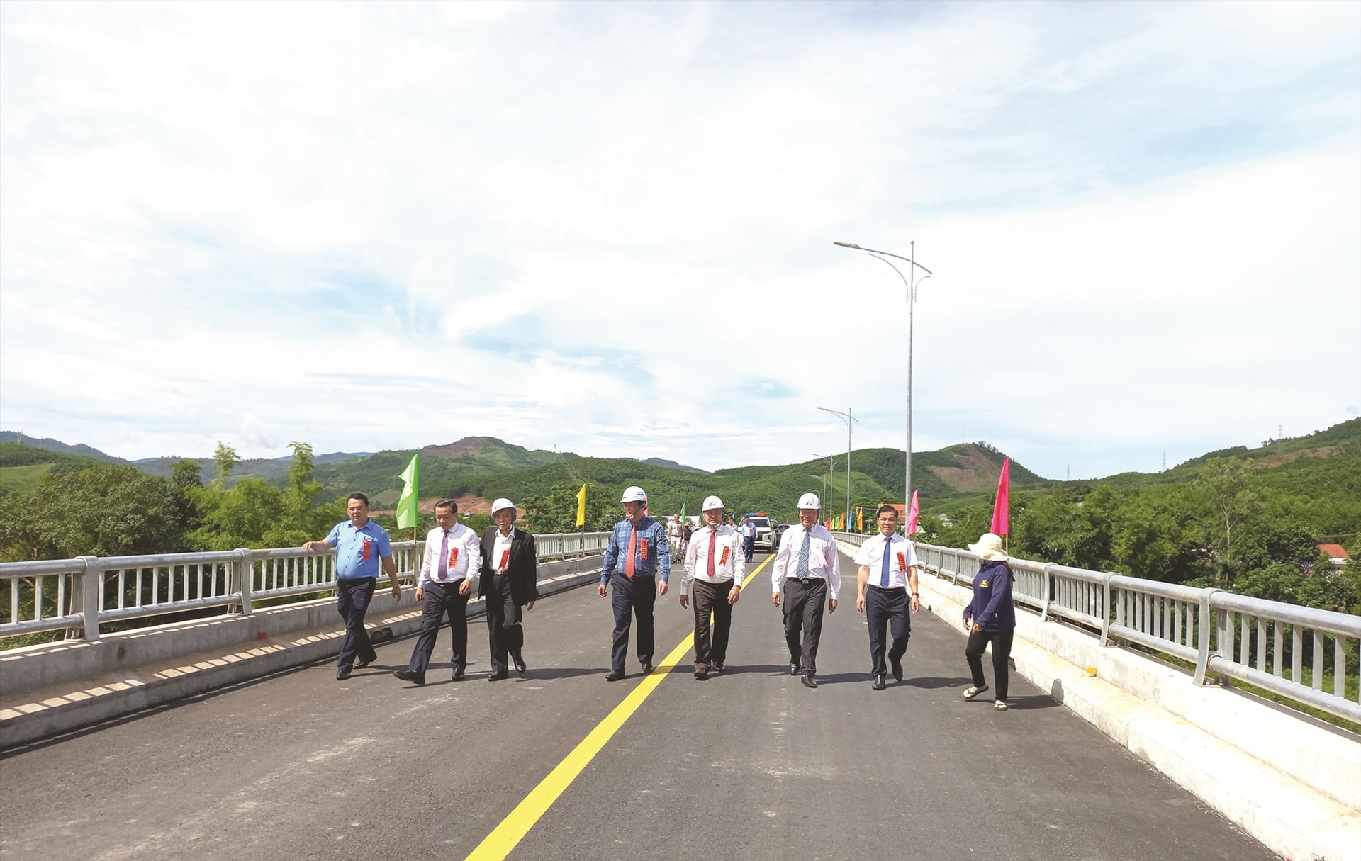 Lãnh đạo tỉnh, huyện Đại Lộc và người dân trong ngày khánh thành cầu Hội Khách - Tân Đợi. 