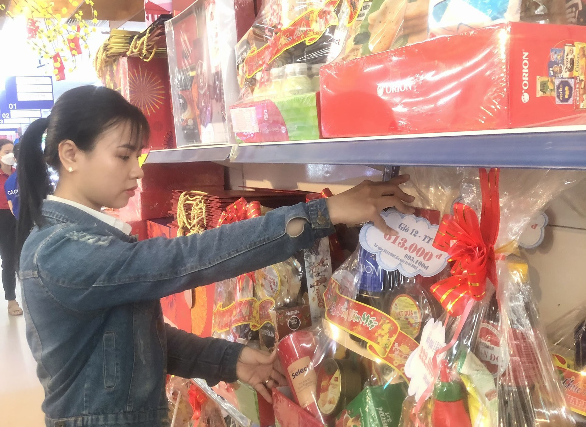 Phong phú giỏ quà tết tại siêu thị Co.opmart Tam Kỳ. Ảnh: C.N