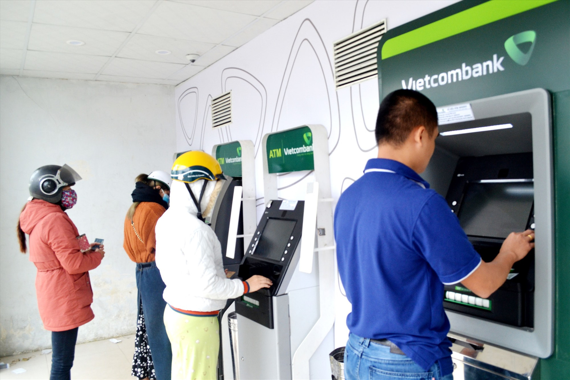 Vietcombank Quảng Nam cung ứng đủ lượng tiền nên người dân giao dịch thông suốt ở ATM . Ảnh: NGUYỄN QUANG