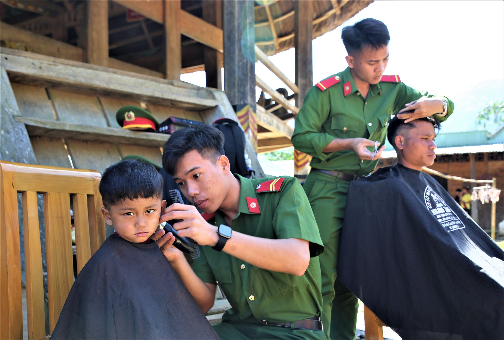 Các chiến sĩ Công an tỉnh tổ chức điểm cắt tóc miễn phí cho trẻ em và người dân thôn Glao (xã Ga Ry, Tây Giang). Ảnh: ALĂNG NGƯỚC