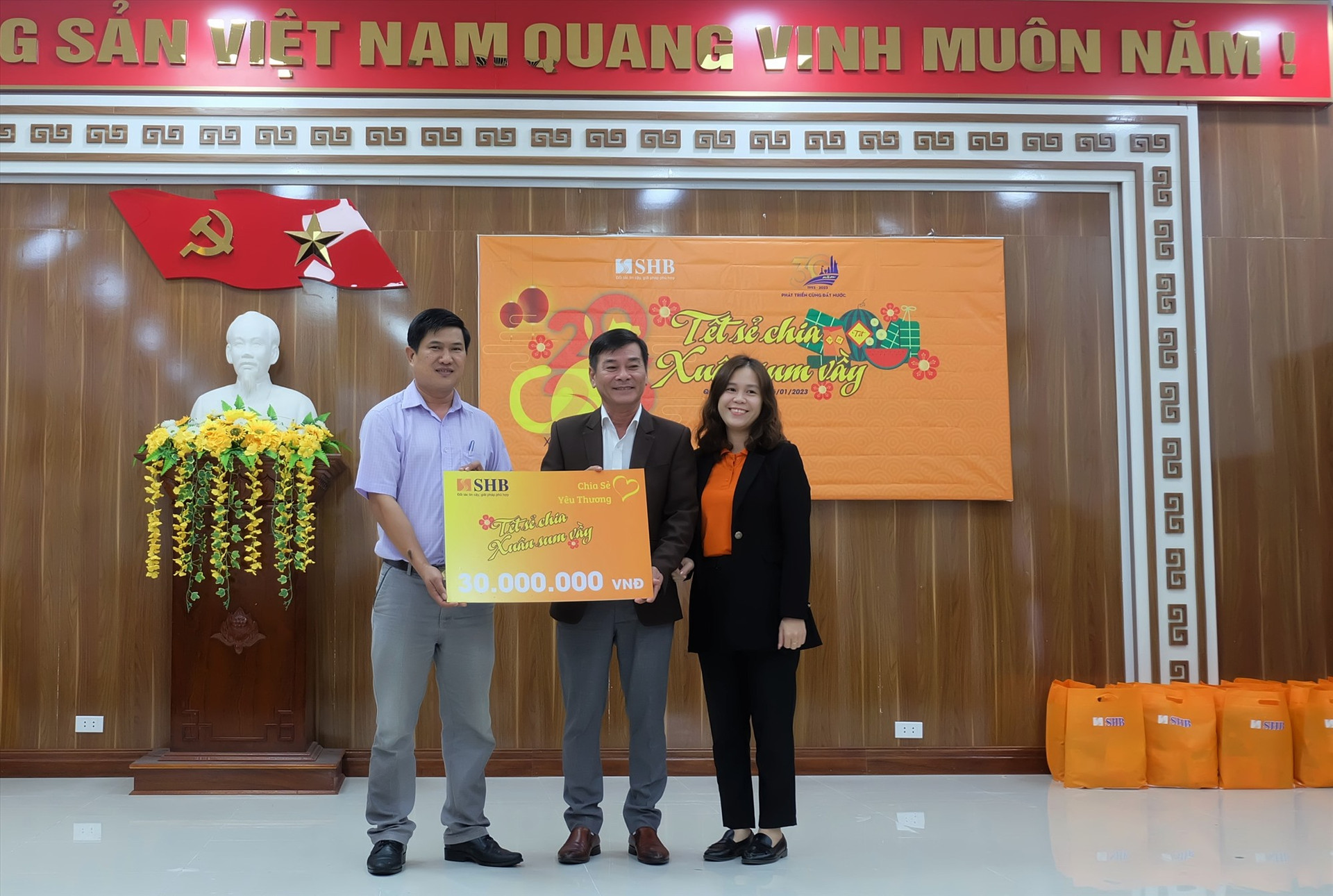 Ngân hàng SHB Quảng Nam trao tặng các phần quà cho người dân trị giá 30 triệu đồng. Ảnh: M.L