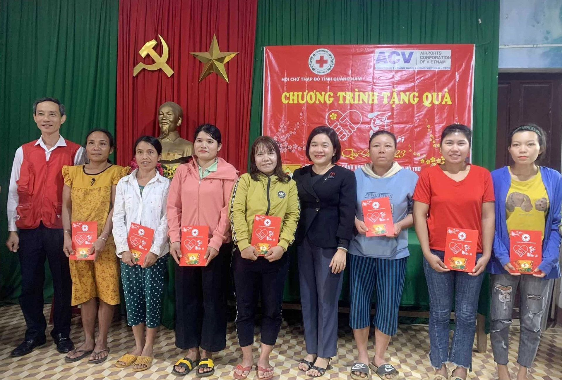 Các hộ dân xã Trà Sơn (Bắc Trà My) phấn khởi nhận quà Tết. Ảnh TÚ VÂN