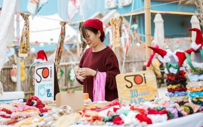 Tran Thi Kim Soi and her handmade products