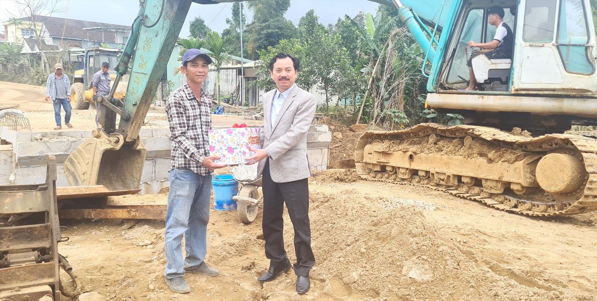 Phó Giám đốc Sở GTVT - ông Hồ Quang Minh tặng quà động viên công nhân của Công ty TNHH Kỳ Trung đang sửa chữa tuyến đường ĐT614 (Thăng Bình - Tiên Phước). Ảnh: CT