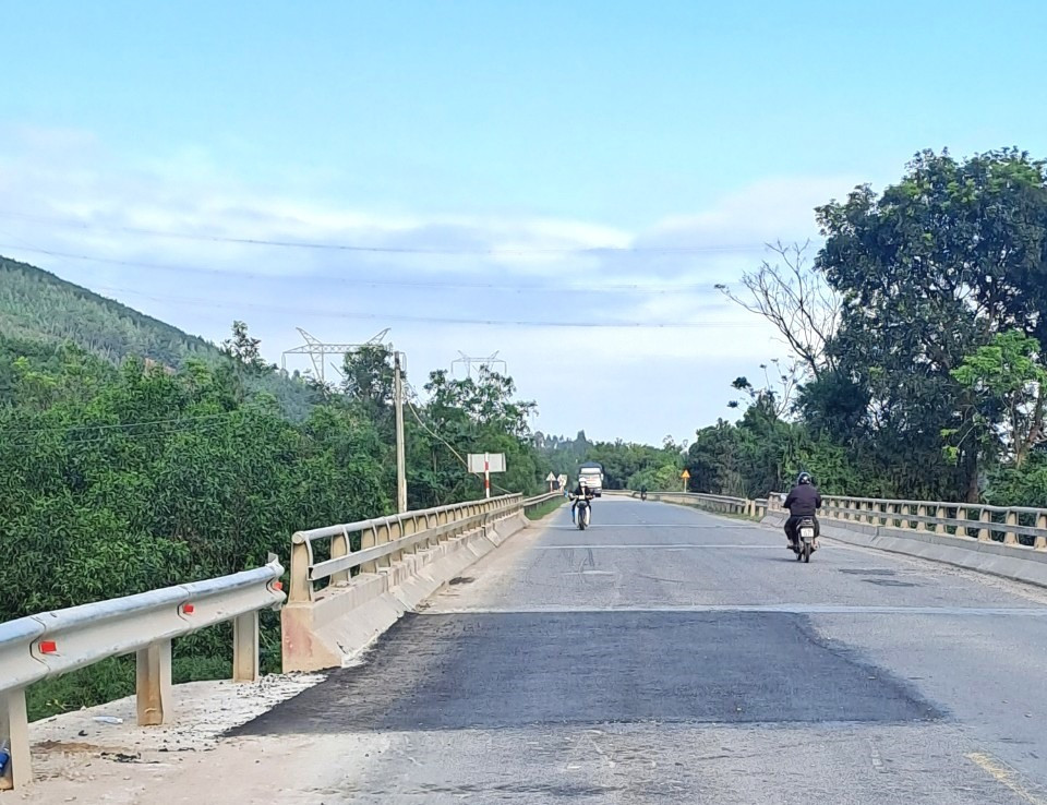 Cầu Suối Mơ trên quốc lộ 14B, đoạn qua Đại Lộc đã hoàn thành sửa chữa hư hỏng nặng do bão lũ. Ảnh: CT