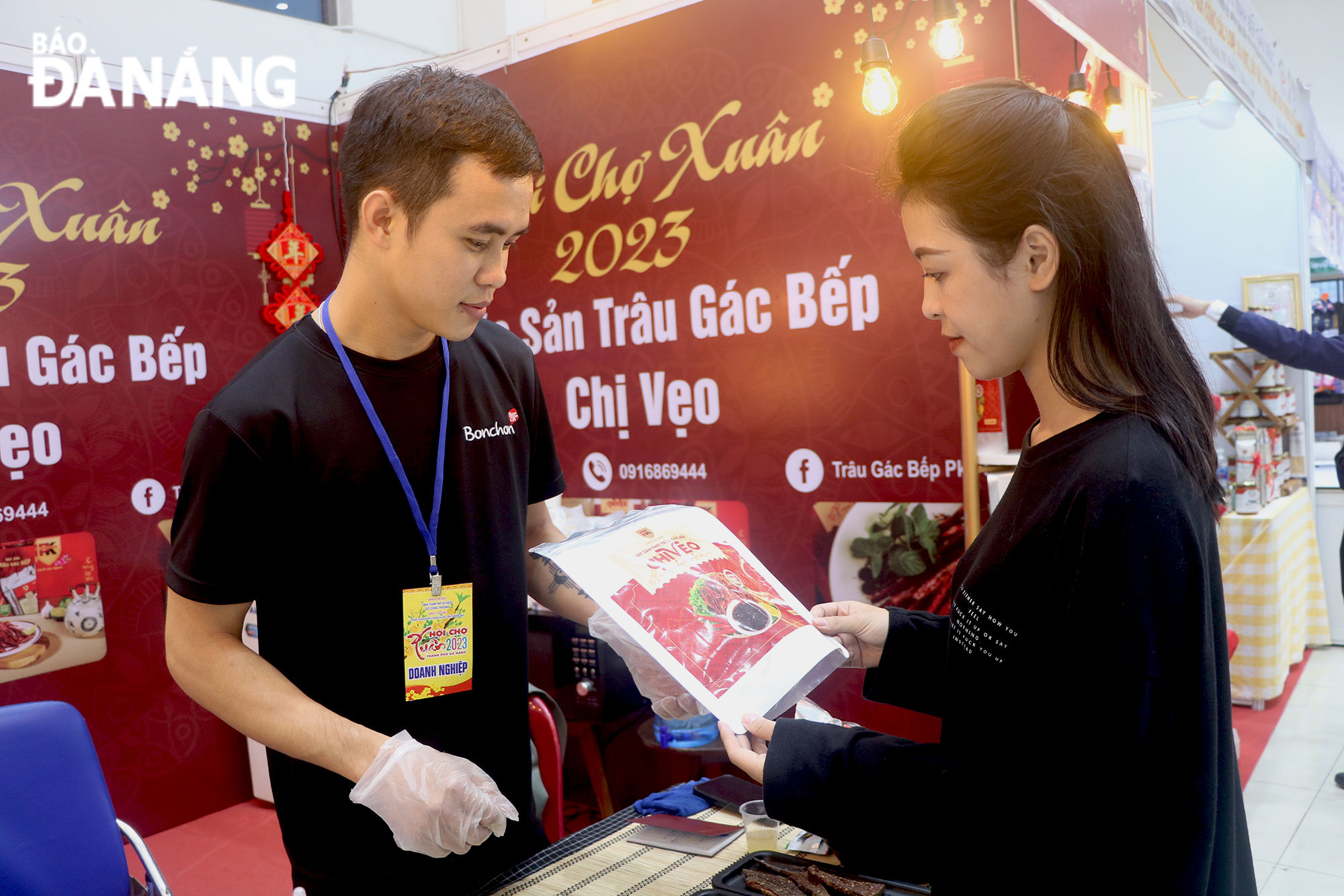 Người dân tham quan, mua sắm tại hội chợ Xuân Quý Mão 2023 trong tối 11-1. 