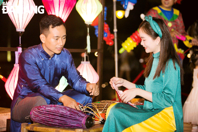 Các khu, điểm du lịch tái hiện các hoạt động của Tết truyền thống để phục vụ du khách trong dịp Tết. Trong ảnh: Du khách trải nghiệm làm đèn lồng tại “phiên chợ ngày Tết” diễn ra tại Khu nghỉ dưỡng Furama Đà Nẵng. Ảnh: THU HÀ