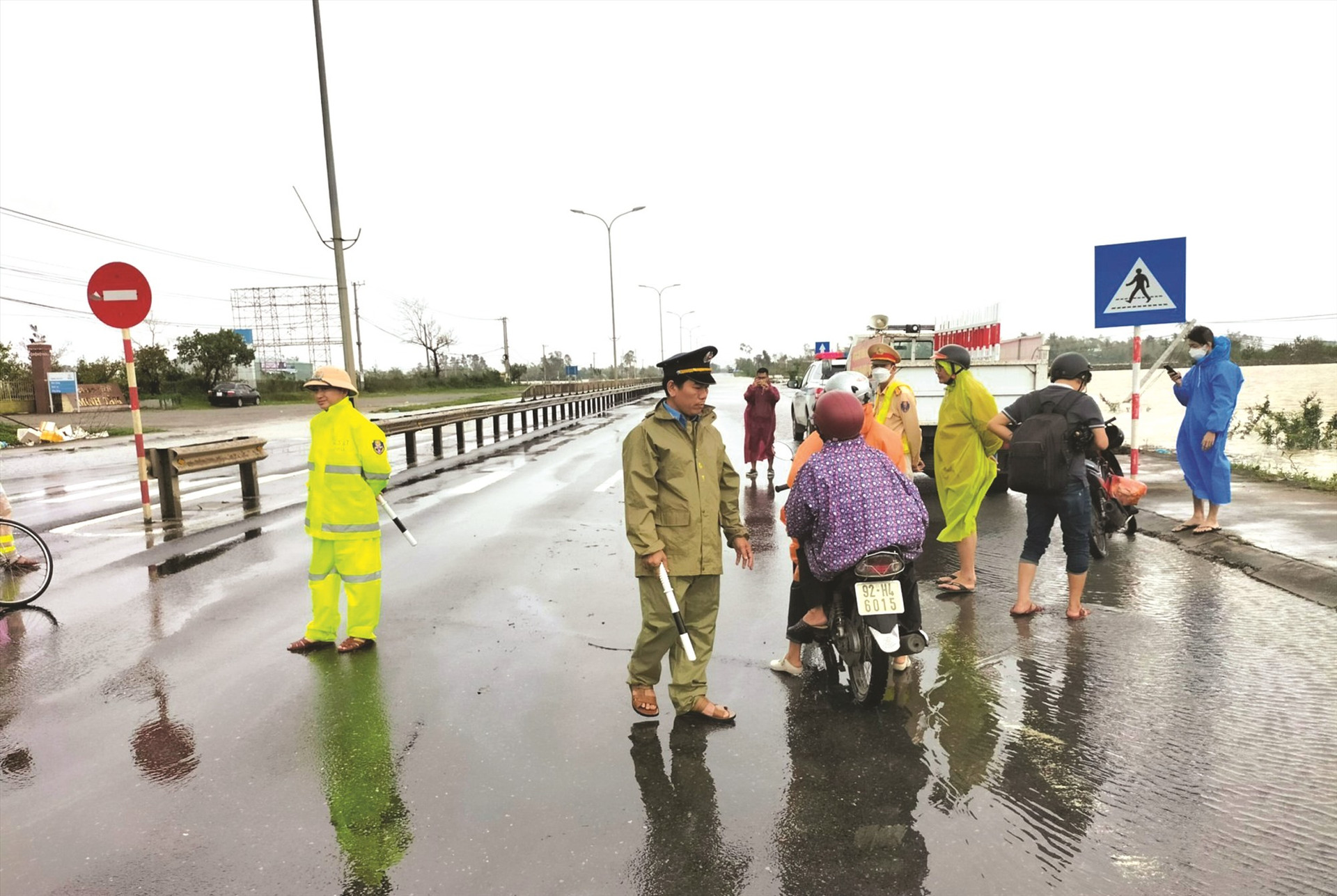 Thanh tra Sở GTVT phối hợp phân luồng sau khi quốc lộ 1 bị chia cắt do lũ lụt tràn qua.