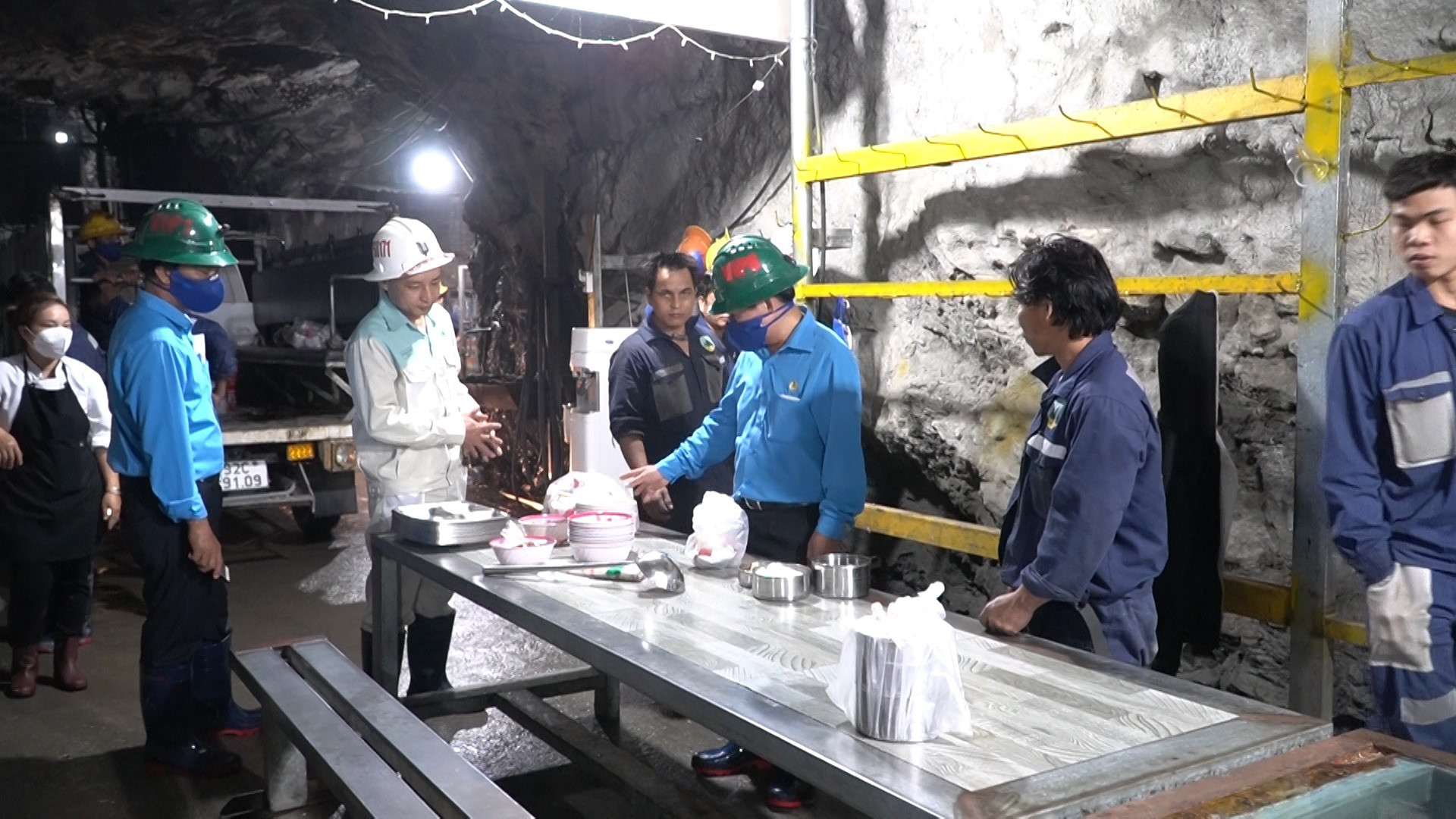 Chủ tịch Liên đoàn Lao động tỉnh Phan Xuân Quang thăm người lao động tại xưởng làm việc và tặng quà cho người lao động khó khăn.