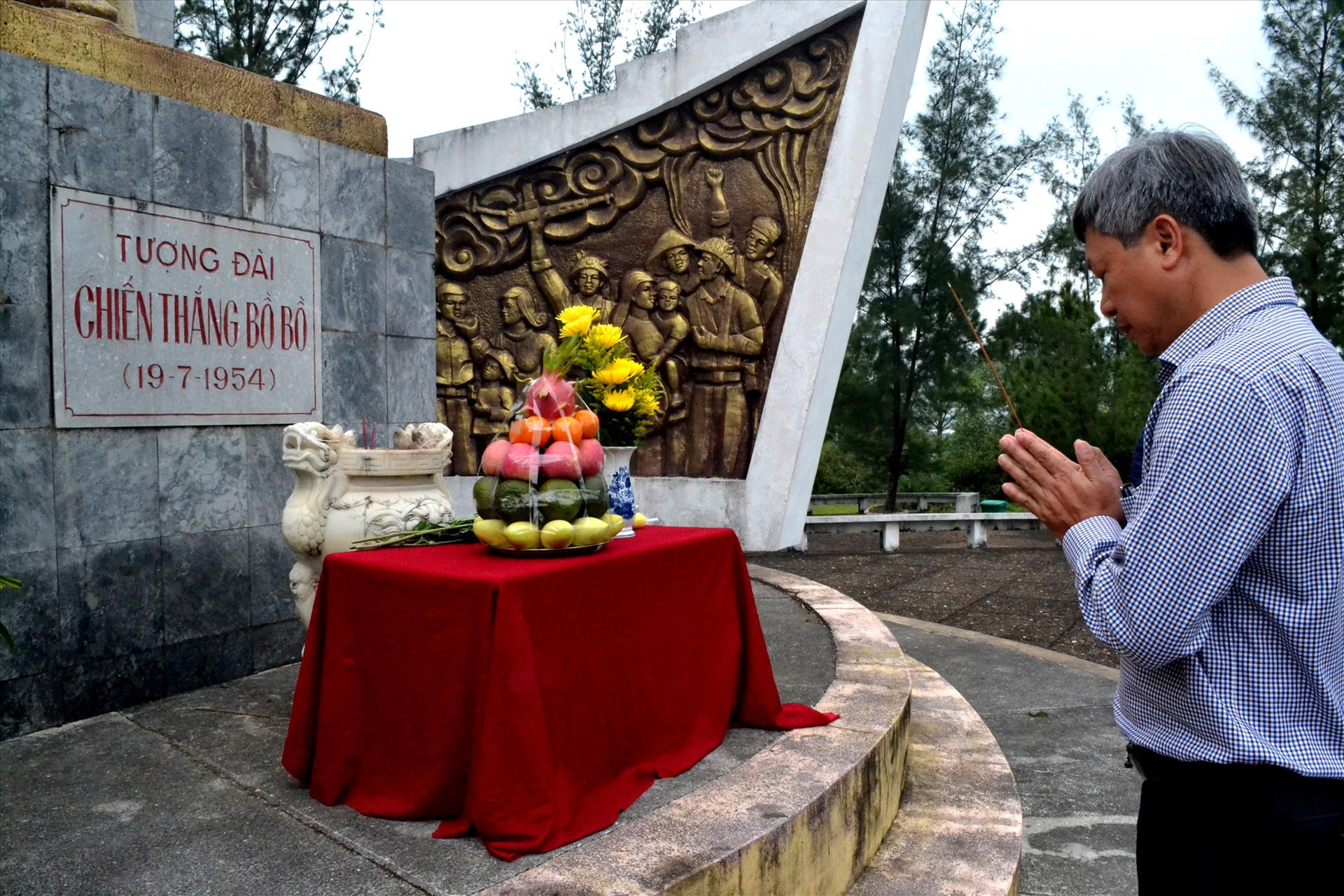 Phó Chủ tịch UBND tỉnh Hồ Quang Bửu viếng hương tại Tượng đài chiến thắng Bồ Bồ. Ảnh: Q.VIỆT