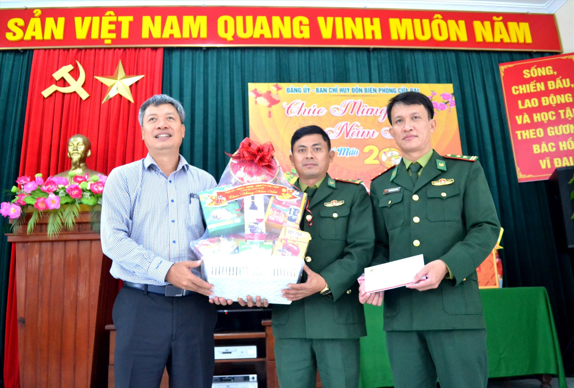 Ông Hồ Quang Bửu tặng quà, chúc tết Đồn Biên phòng Cửa Đại. Ảnh: Q.VIỆT