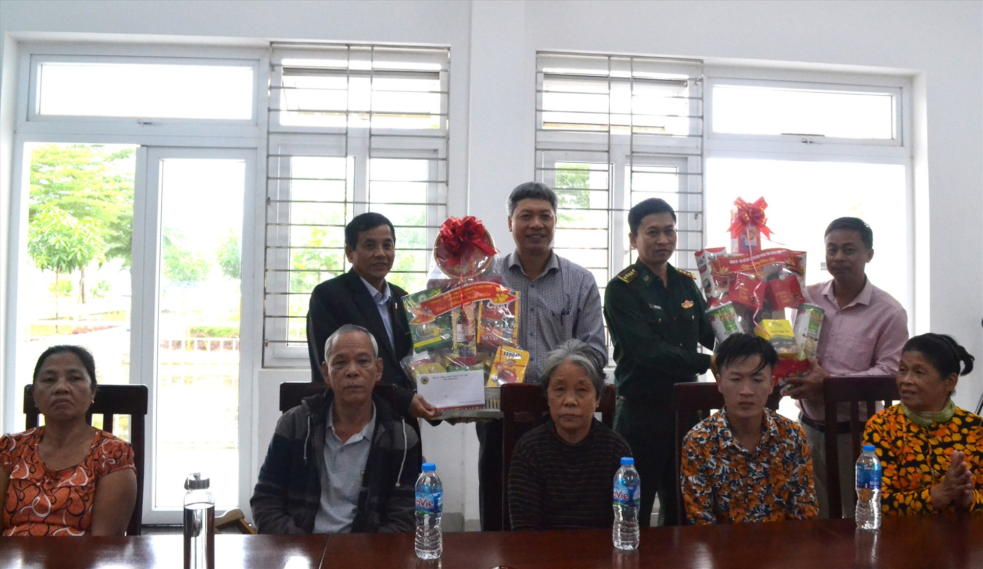 Đoàn công tác của UBND tỉnh tặng quà tết tại Trung tâm bảo trợ xã hội Quảng Nam. Ảnh: Q.VIỆT