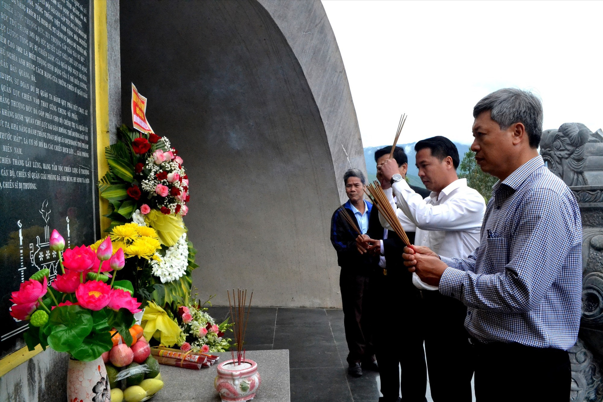 Phó Chủ tịch UBND tỉnh Hồ Quang Bửu cùng lãnh đạo huyện Đại Lộc viếng hương tại Tượng đài chiến thắng Thượng Đức. Ảnh: Q.VIỆT