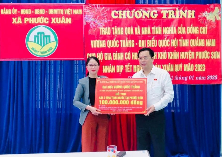 UBMT huyện tiếp nhận 2 nhà tình nghĩa trị giá 100 triệu đồng do Đại biểu Quốc hội Trương Quốc Thắng trao tặng.