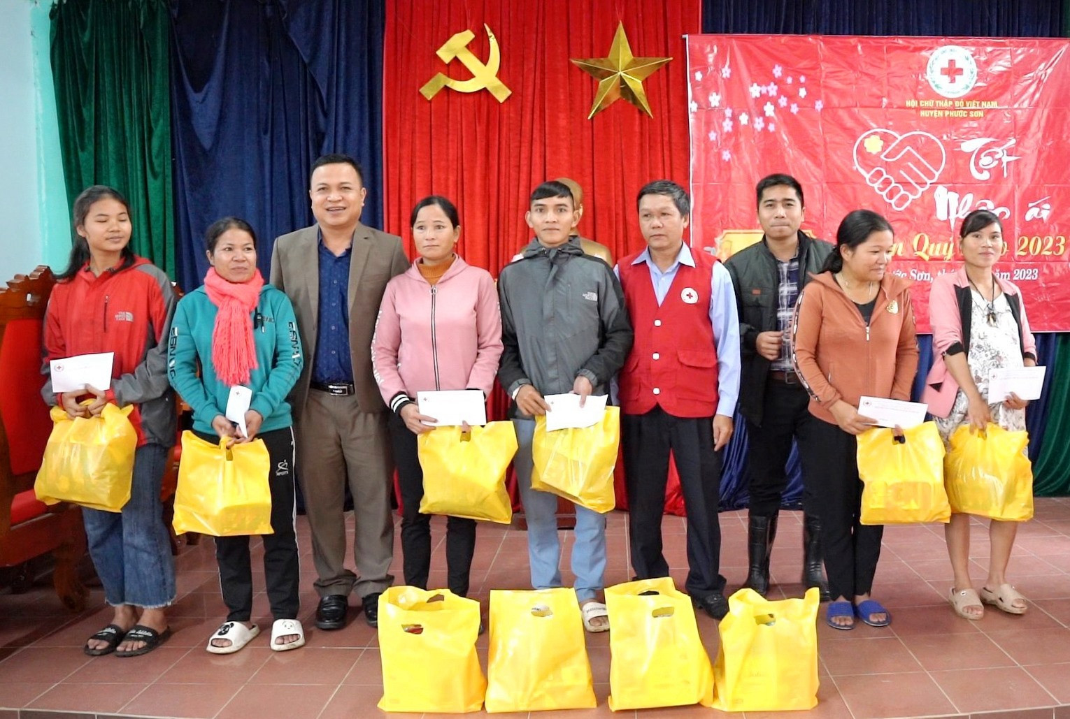 Lãnh đạo huyện Phước Sơn trao quà Tết cho bà con nghèo