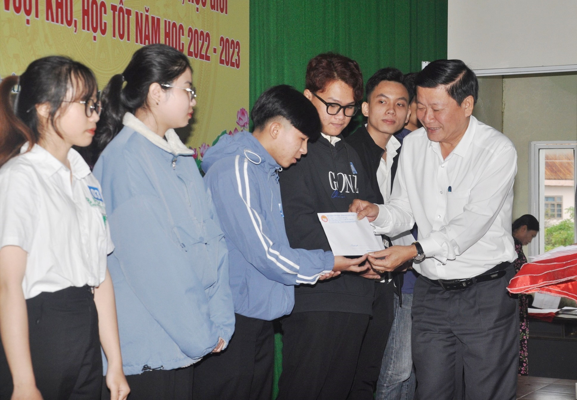 Phó Chủ tịch Ủy ban MTTQ Việt Nam tỉnh- ông Lê Thái Bình trao học bổng cho sinh viên. Ảnh: X.P