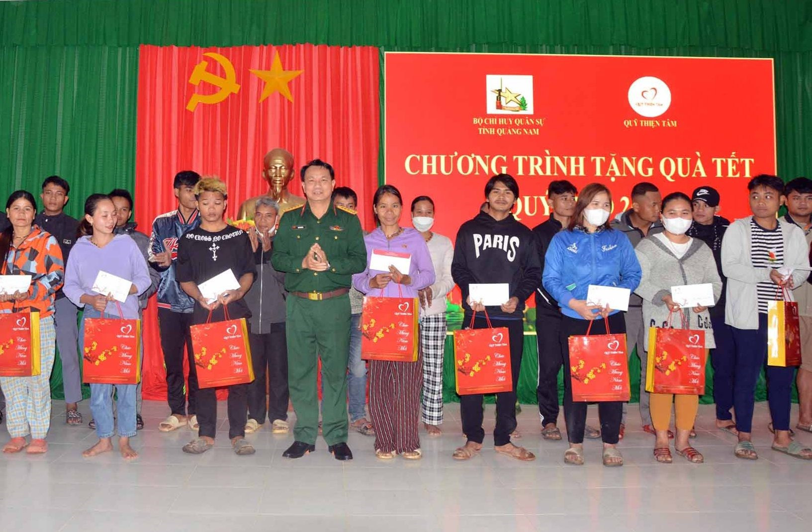 Đại tá Mai Kim Bình, Chính ủy Bộ CHQS tỉnh tặng quà tết.