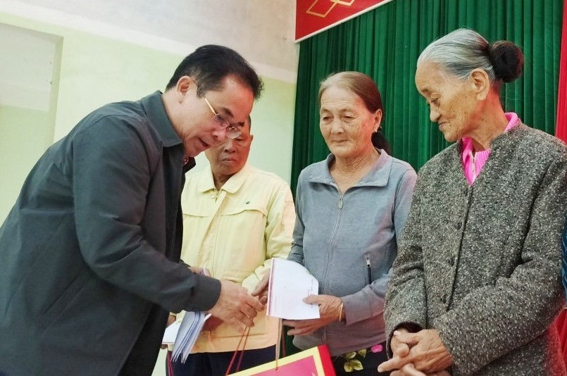 Phó Chủ tịch UBND tỉnh Trần Anh Tuấn đã trao quà cho các gia đình chính sách, khó khăn. Ảnh:Đ.H