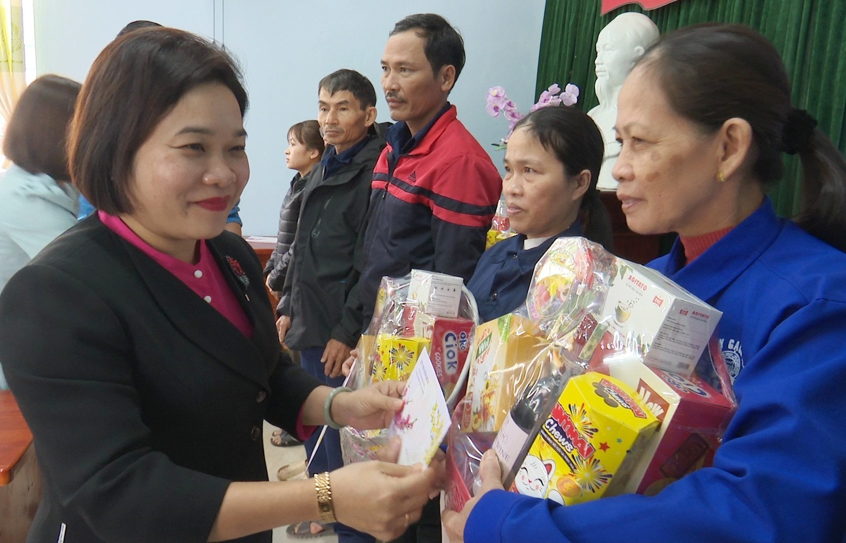 Trưởng Ban Dân vận Tỉnh ủy Huỳnh Thị Thùy Dung trao quà tết cho lao động. Ảnh: D.L