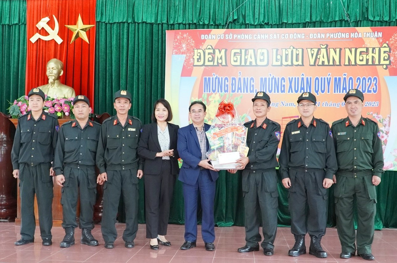 Phó Chủ tịch UBND tỉnh Trần Anh Tuấn trao quà cho đại diện Phòng Cảnh sát cơ động. Ảnh: T.C