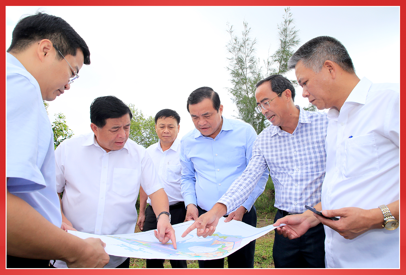 Bí thư Tỉnh ủy Phan Việt Cường cùng Bộ trưởng Bộ KH&ĐT Nguyễn Chí Dũng kiểm tra ngoại vi sân bay Chu Lai.