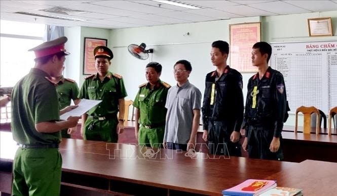 Cơ quan điều tra tống đạt Quyết định khởi tố đối với Trần Kỳ Hình (sinh năm 1961), nguyên Cục trưởng Cục Đăng kiểm Việt Nam. Ảnh: TTXVN phát