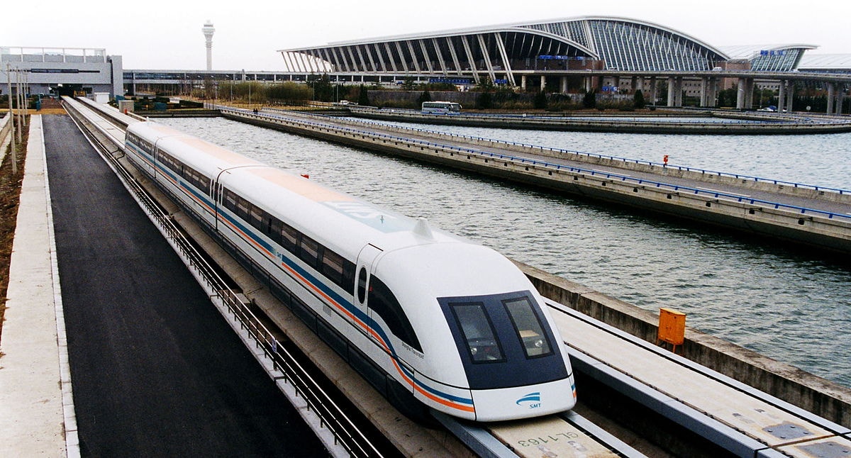 Tàu hoả siêu tốc đệm từ trường khởi hành từ sân bay Pudong, Thượng Hải. Ảnh: AP
