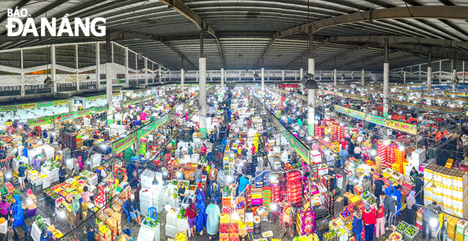 Không khí mua bán, vận chuyển hàng hoá khá nhộn nhịp.