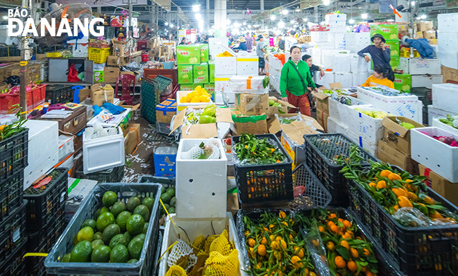 Hàng rau củ chiếm số lượng lớn tại chợ.