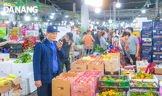 Ban quản lý chợ làm nhiệm vụ từ sớm tại chợ.