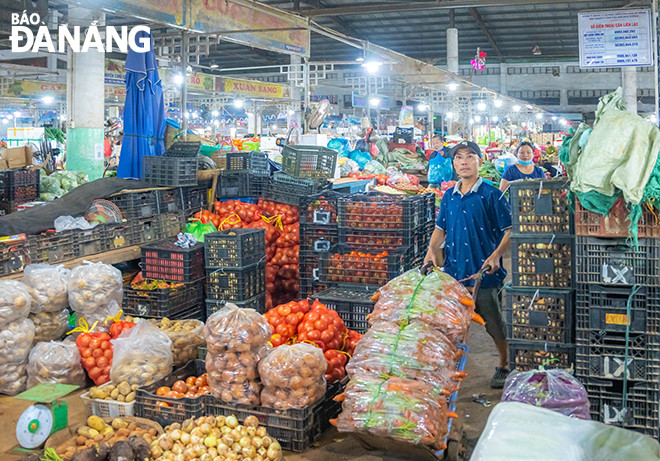 Vận chuyển hàng hoá trong chợ.
