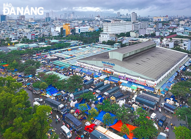 Mỗi ngày, chợ Đầu mối Hoà Cường giao dịch hàng trăm tấn trái cây, rau củ, hoa tươi. 