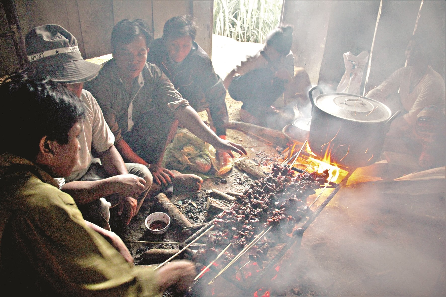 Không gian bếp lửa ngày xuân. Ảnh: ĐĂNG NGUYÊN