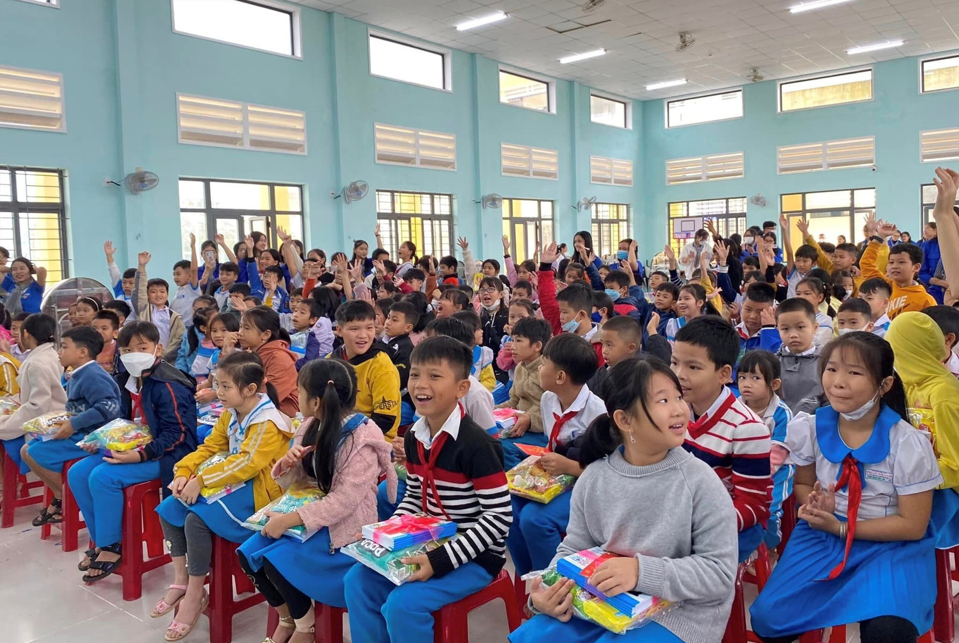 Mang xuân đến với các em học sinh Trường Tiểu học Phan Thanh. Ảnh: M.L