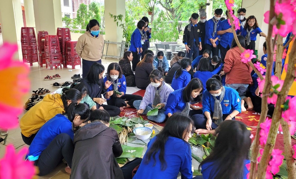 Các em học sinh Nguyễn Bỉnh Khiêm có những trải nghiệm bổ ích trong chương trình Xuân tình nguyện. Ảnh: M.L