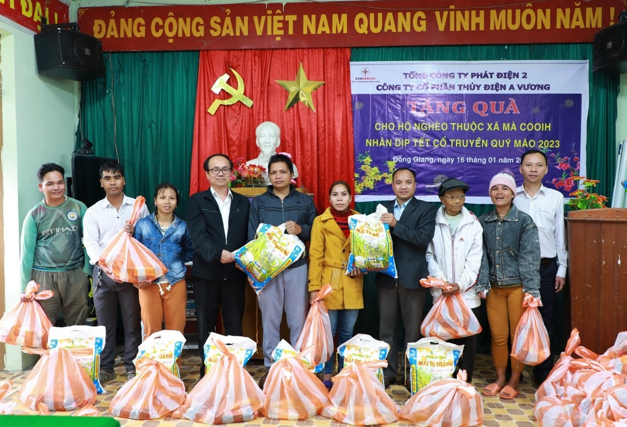 Công ty CP Thủy điện A Vương trao quà Tết cho các hộ gia đình tại xã Mà Cooih. Ảnh: Thủy điện A Vương
