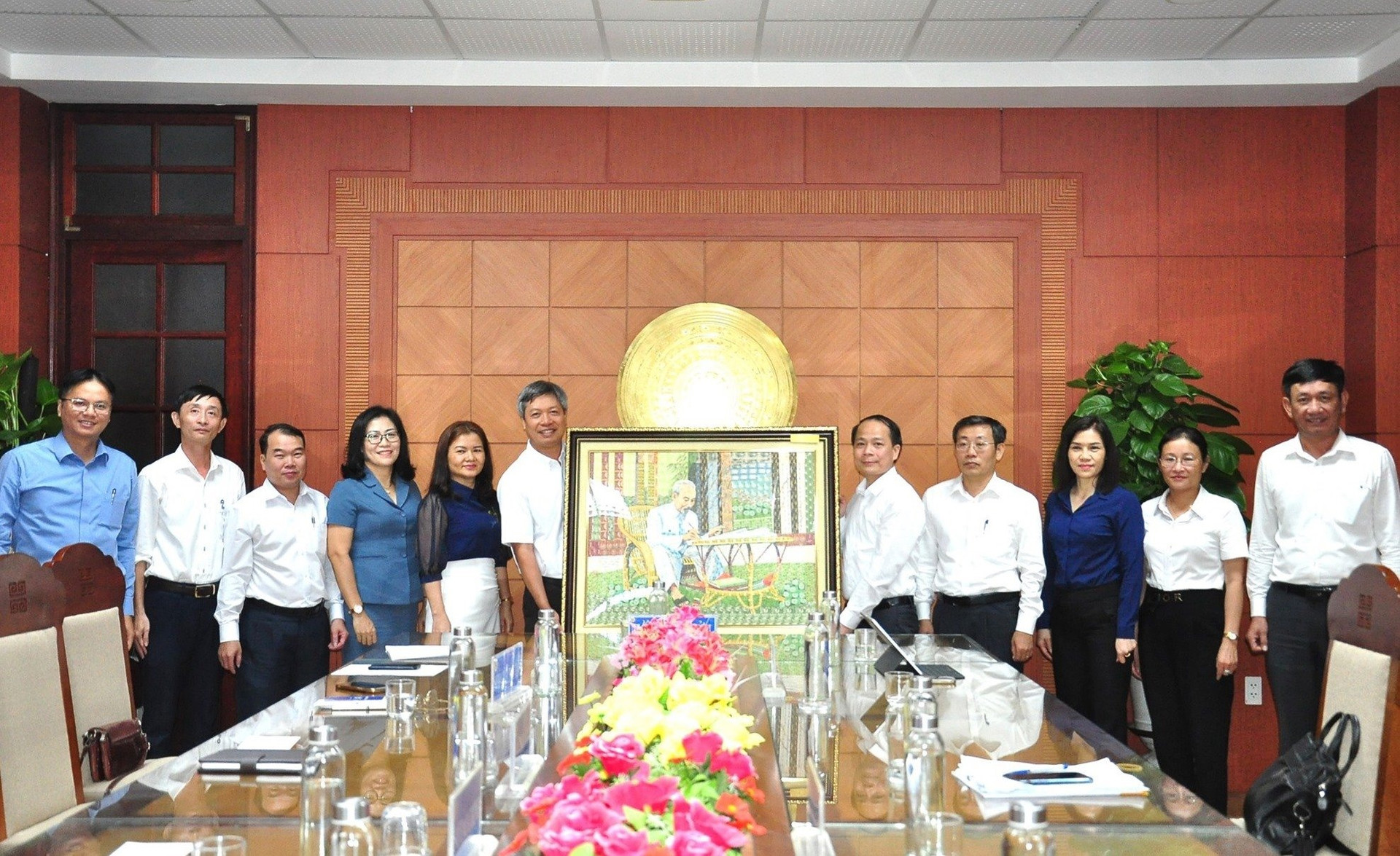 Tổng Công ty Bưu điện Việt Nam tặng quà lưu niệm cho UBND tỉnh nhân buổi thăm, làm việc liên quan đến vấn đề chuyển giao nhiệm vụ hành chính công cho bưu điện.
