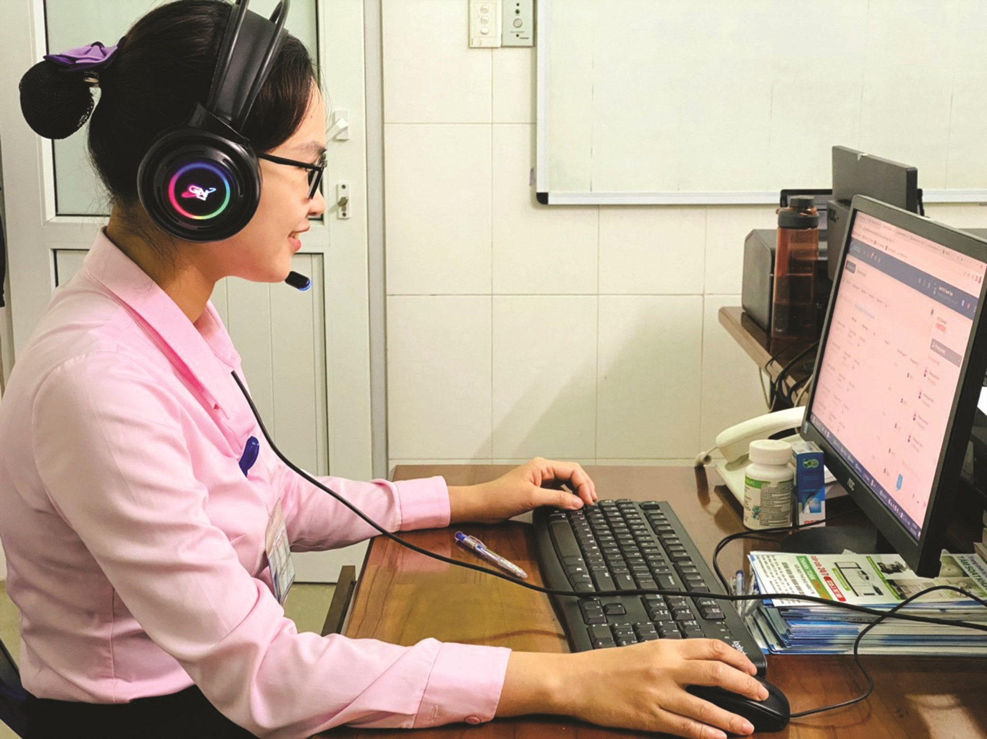 Với sự hỗ trợ của công nghệ, nhân viên Call center dễ dàng gọi điện chăm sóc và hỗ trợ khách hàng sau khi xuất viện.